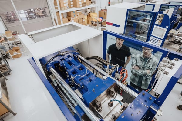 Injection molding press machine